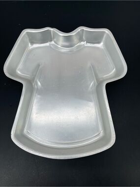 ⭐️Vintage 1979 Wilton Silver T-Shirt Cake Pan 502-5617